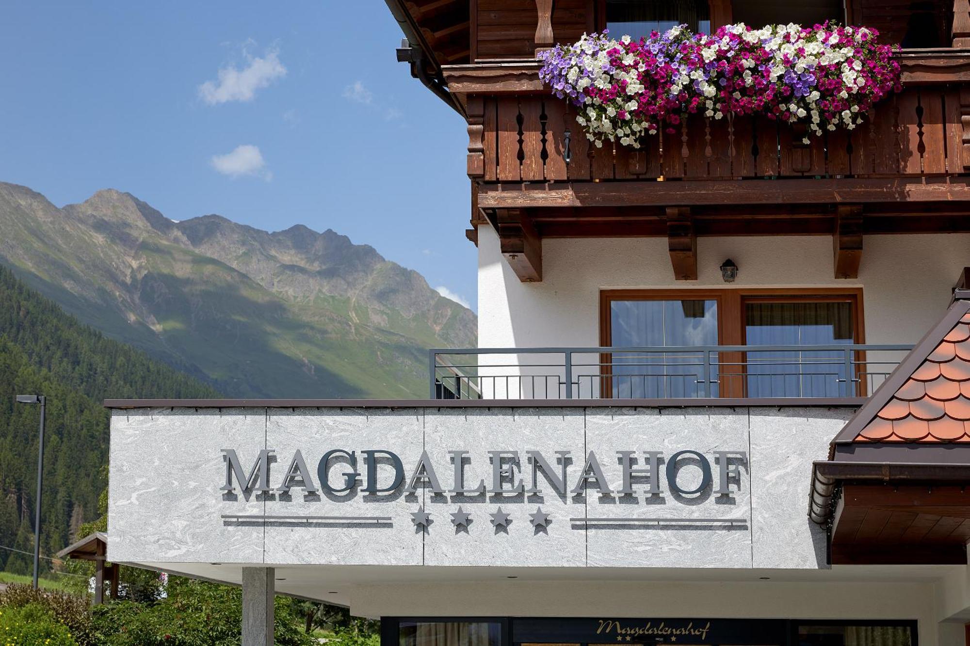 Vitalpina Hotel Magdalenahof サンタ・マッダレーナ・イン・カジーエス エクステリア 写真